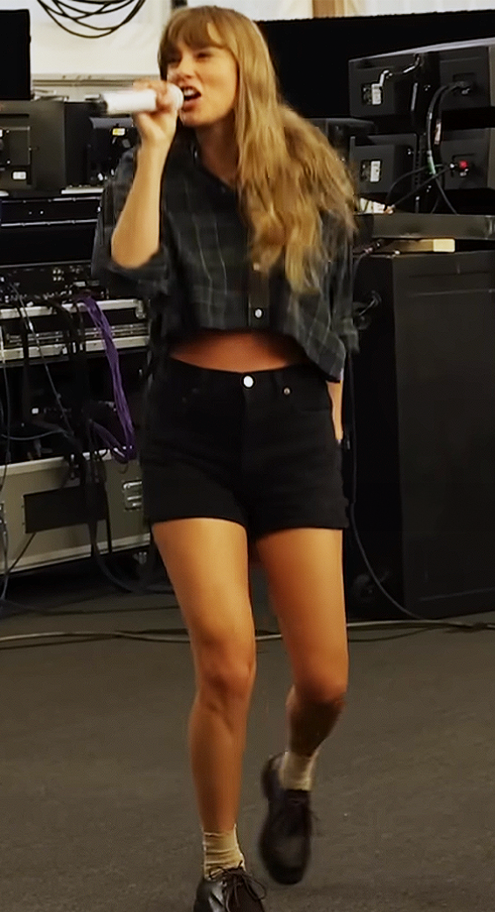 I Can Do It With A Broken Heart” Music Video — Taylor Swift Style